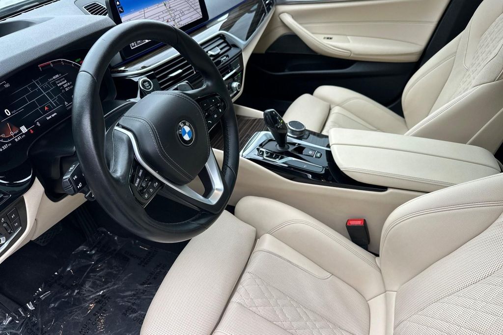 صورة 9 لـ 2023 BMW 530 I
