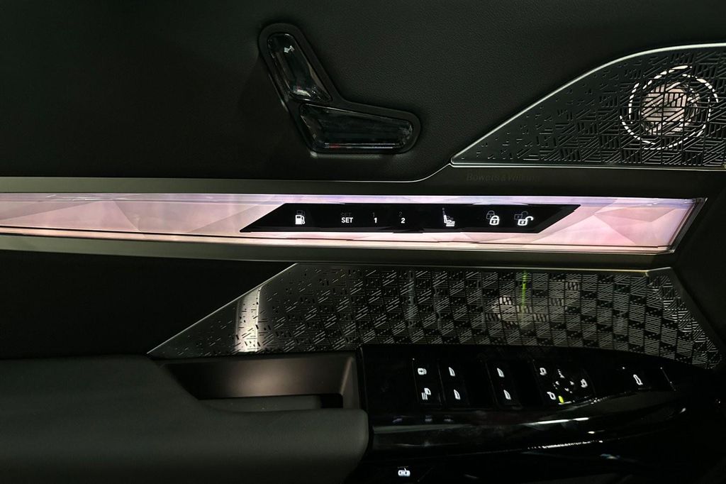صورة 10 لـ 2026 BMW 750E I XDRIVE