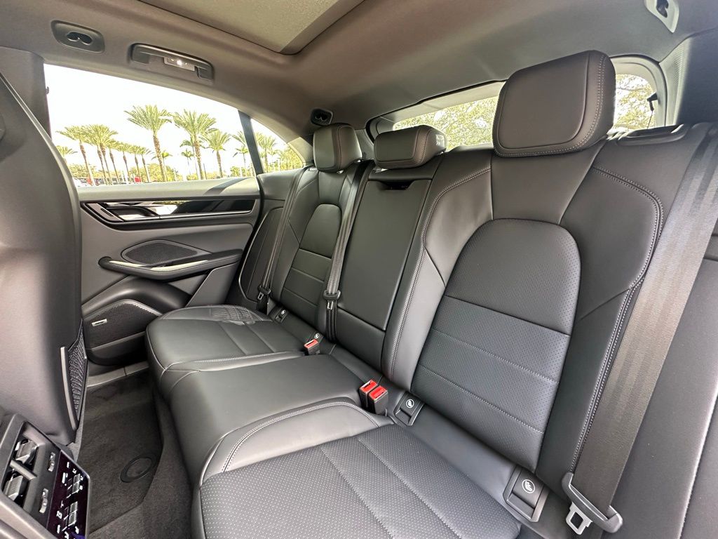 صورة مصغرة 39 لـ 2026 Porsche MACAN BASE