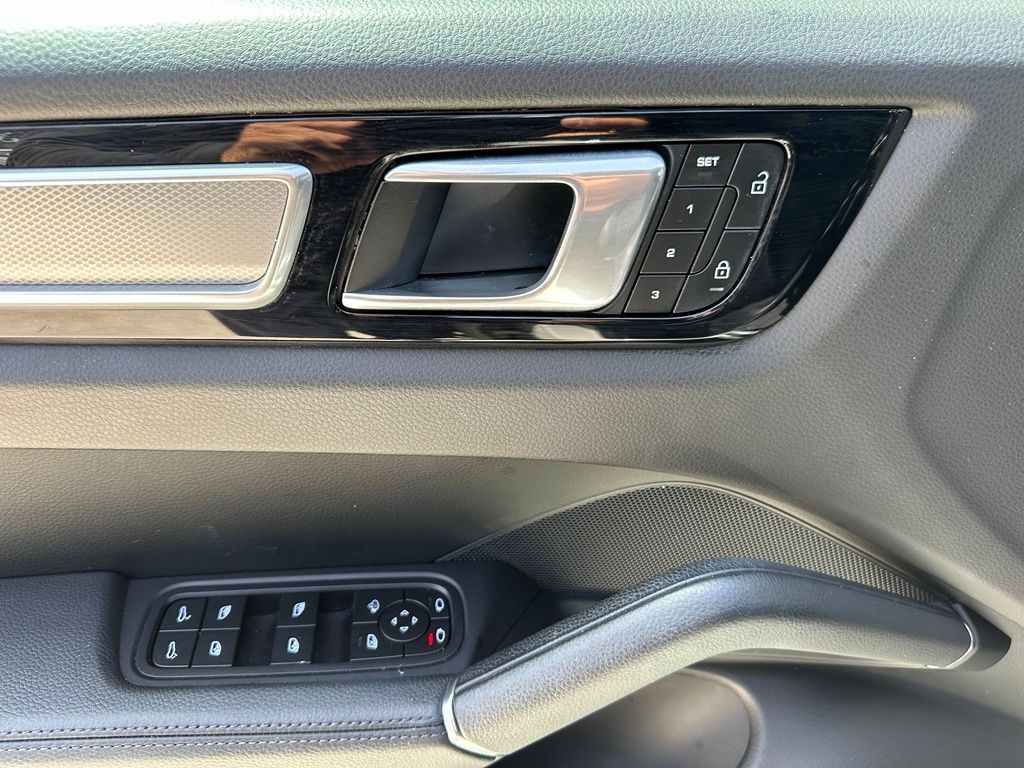 2023 Porsche CAYENNE PLATINUM EDITION — миниатюра 17