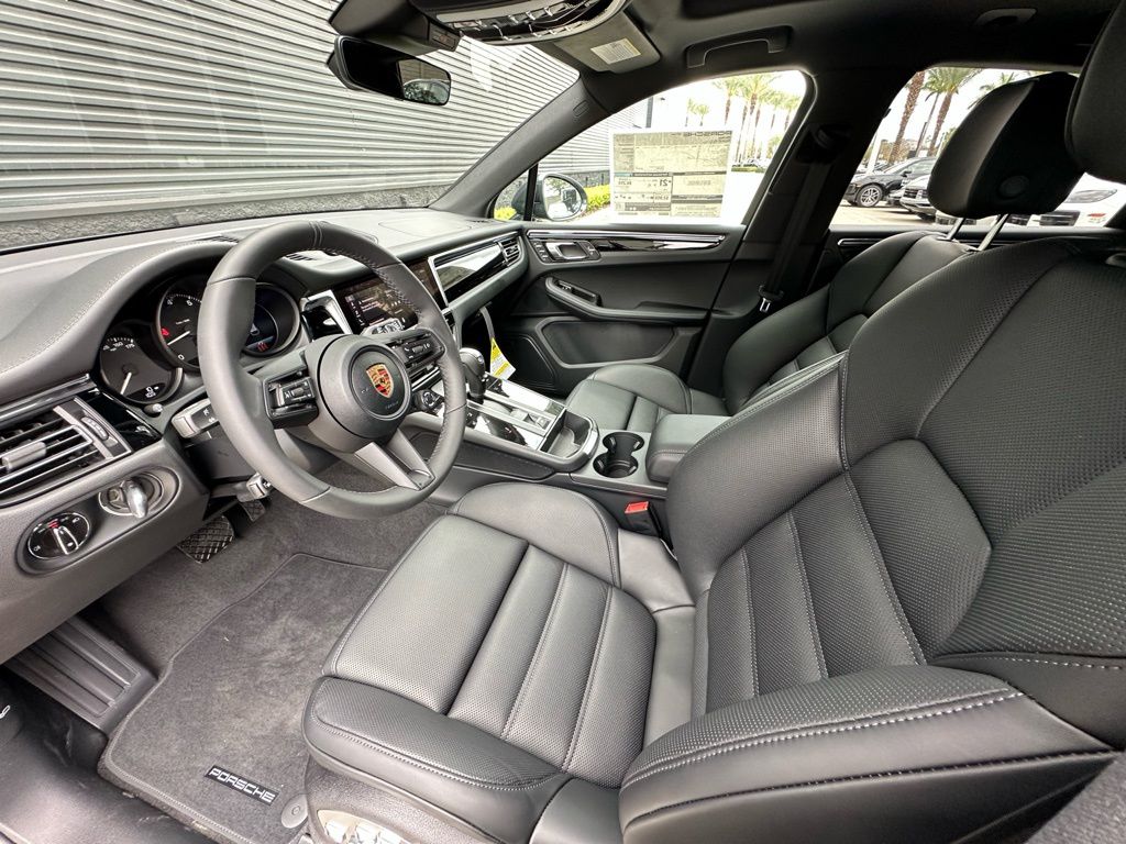 2026 Porsche MACAN T photo 4