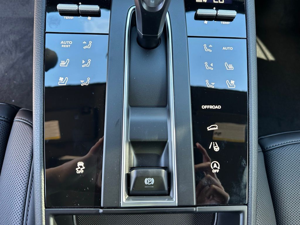 2026 Porsche MACAN T thumbnail 24