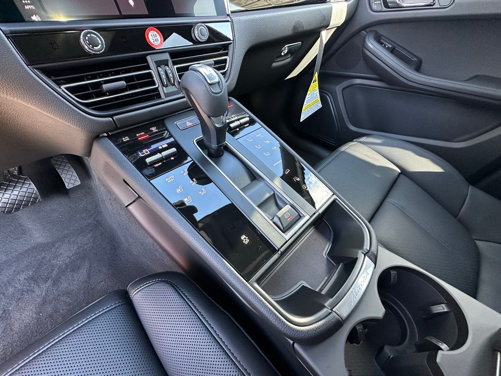 2026 Porsche MACAN T thumbnail 27