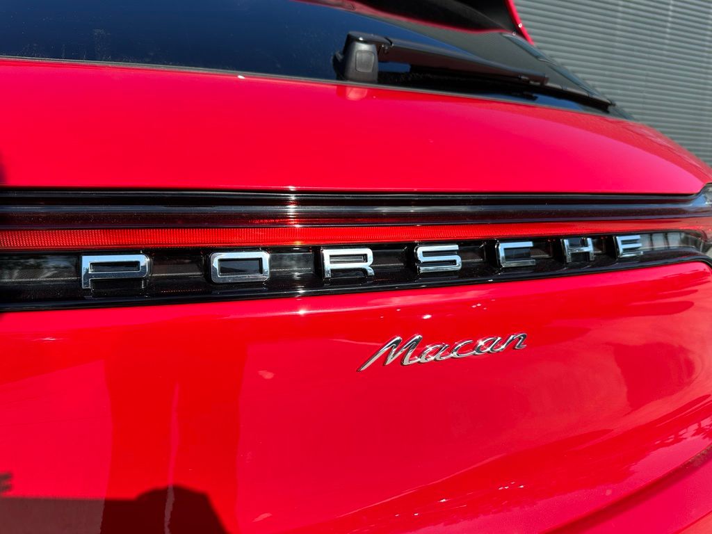 2026 Porsche MACAN T thumbnail 14