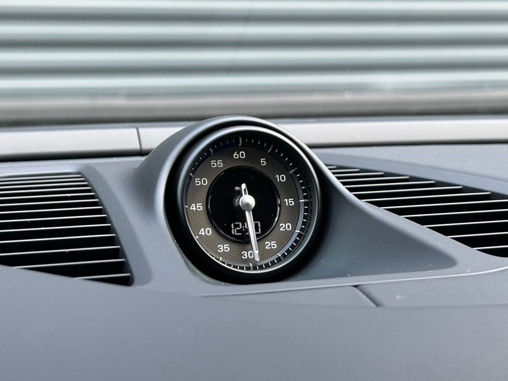 2026 Porsche MACAN TURBO — миниатюра 34