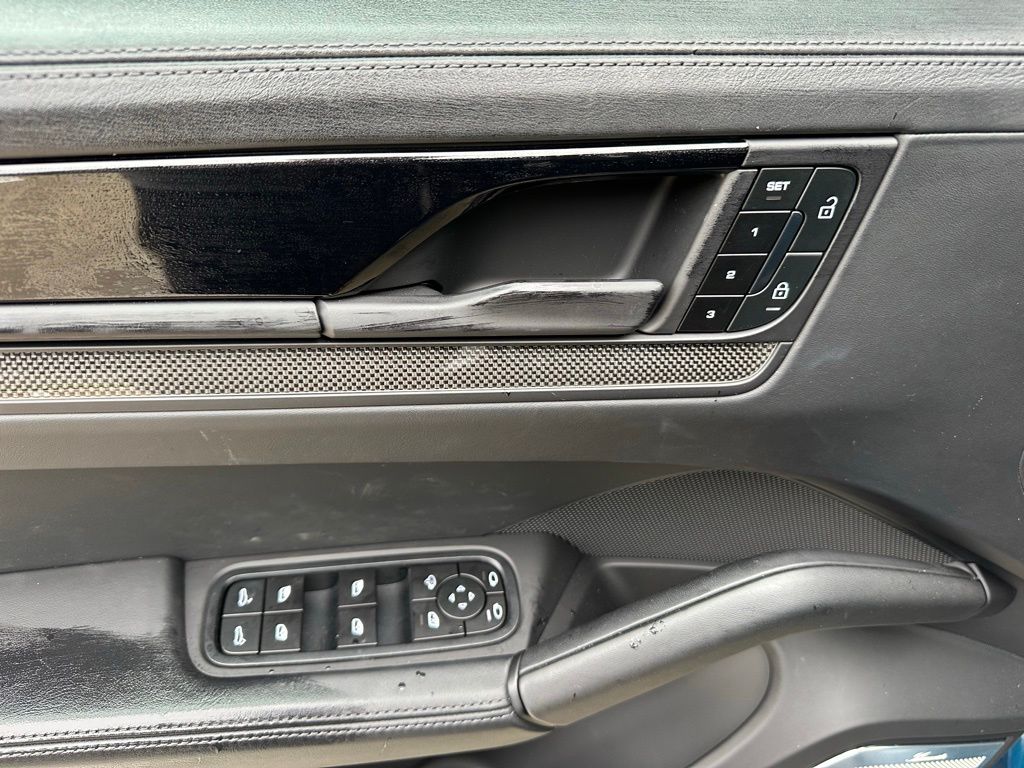 2025 Porsche CAYENNE GTS 缩略图 17