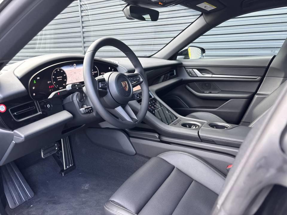صورة 10 لـ 2025 Porsche TAYCAN RWD
