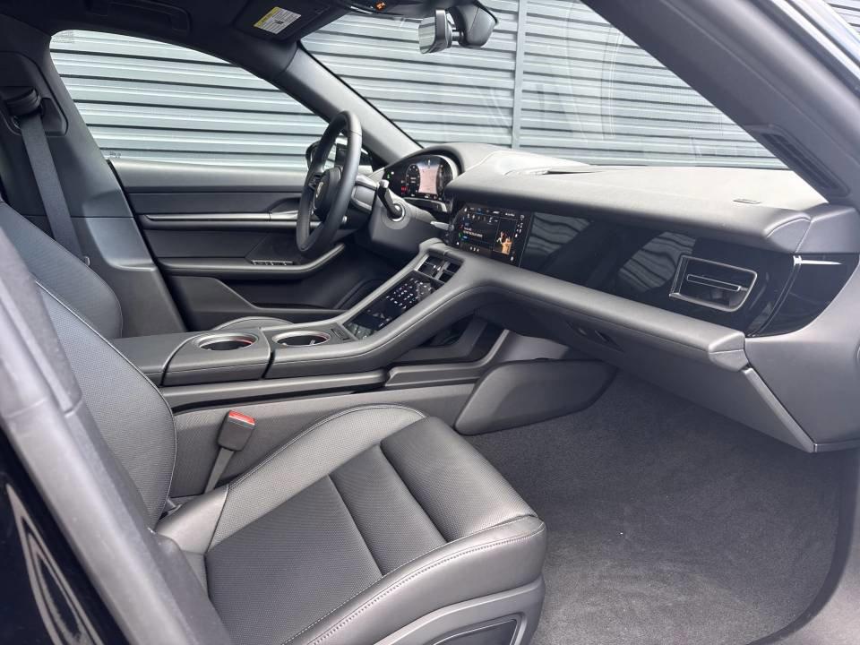 صورة 13 لـ 2025 Porsche TAYCAN RWD