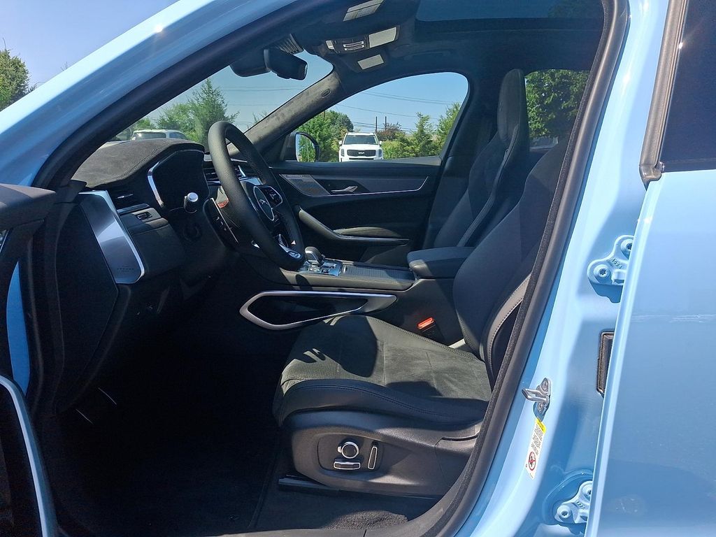2026 Jaguar F-PACE SVR — миниатюра 9