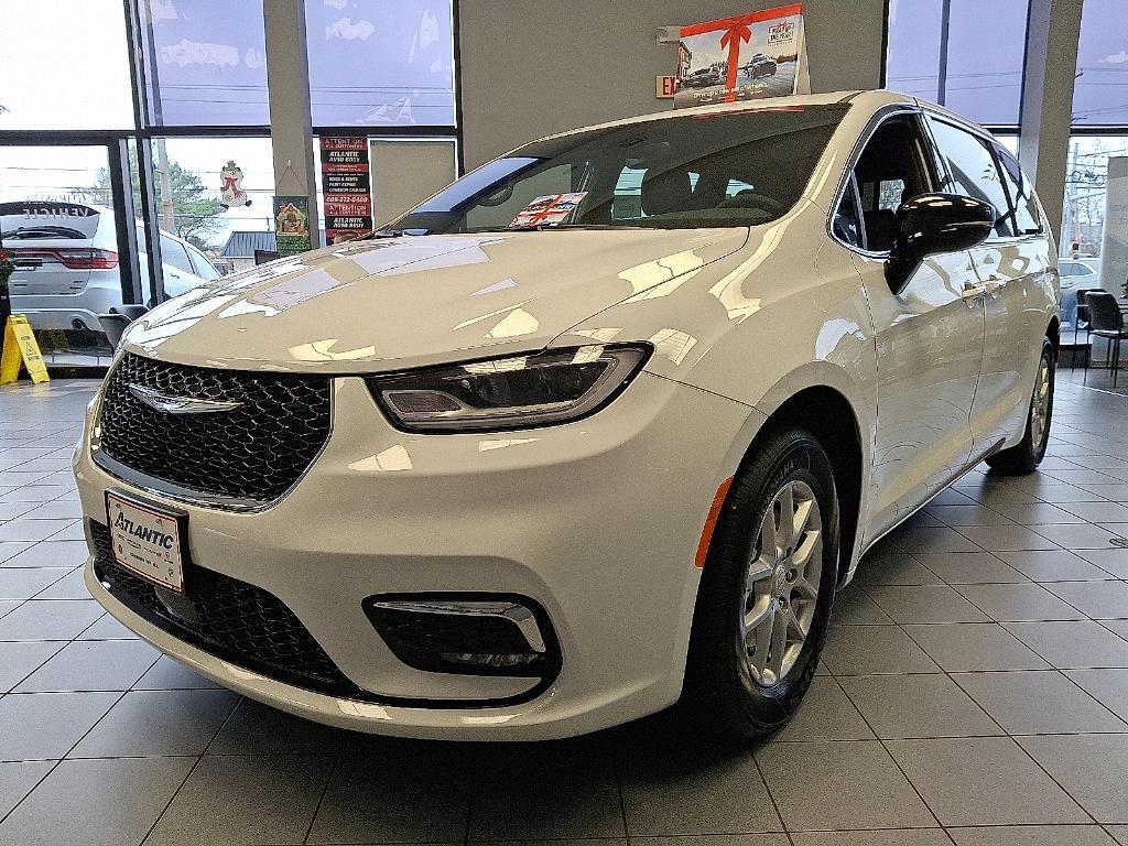 New 2026 Chrysler Pacifica Select