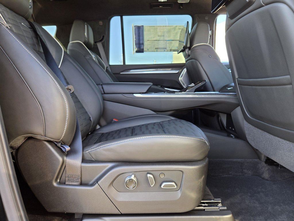 صورة مصغرة 15 لـ 2026 Cadillac ESCALADE ESV V-SERIES