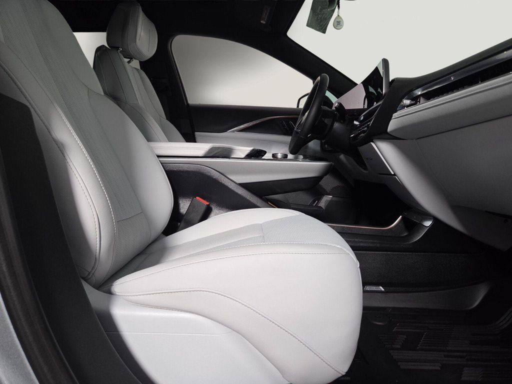 صورة 14 لـ 2024 Cadillac LYRIQ V