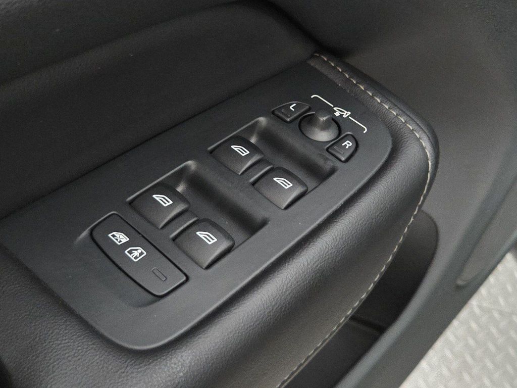 2023 Volvo XC60 B5 ULTIMATE BRIGHT THEME — фото 19