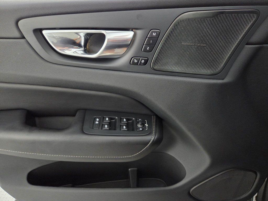 2023 Volvo XC60 B5 ULTIMATE BRIGHT THEME — фото 18