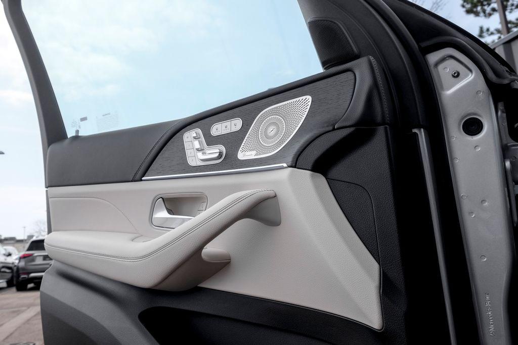 2026 Mercedes-BENZ GLS — миниатюра 12