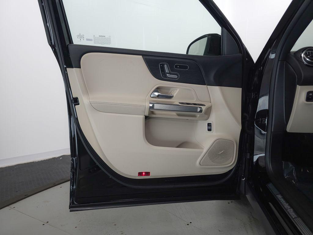 2026 Mercedes-BENZ GLB photo 5
