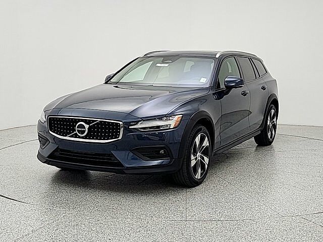 2025 Volvo V60 Cross Country B5 Plus