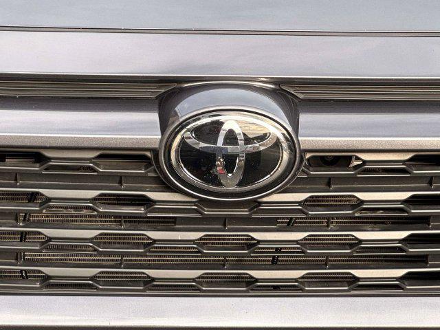 2025 Toyota RAV4 XLE — миниатюра 12