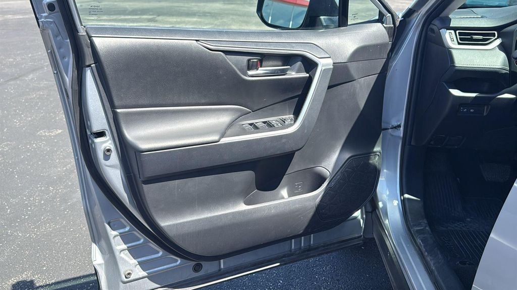 صورة 10 لـ 2025 Toyota RAV4 XLE