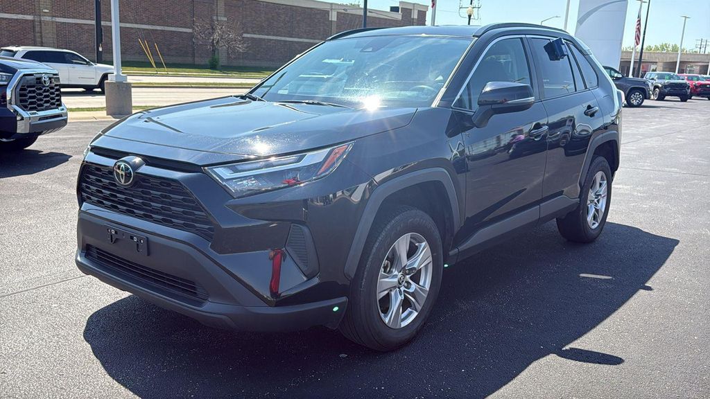 2025 Toyota RAV4 XLE 照片 3
