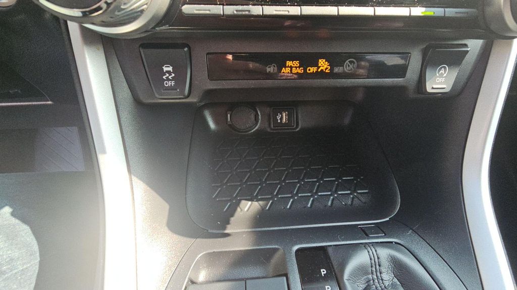 2025 Toyota RAV4 XLE 缩略图 19