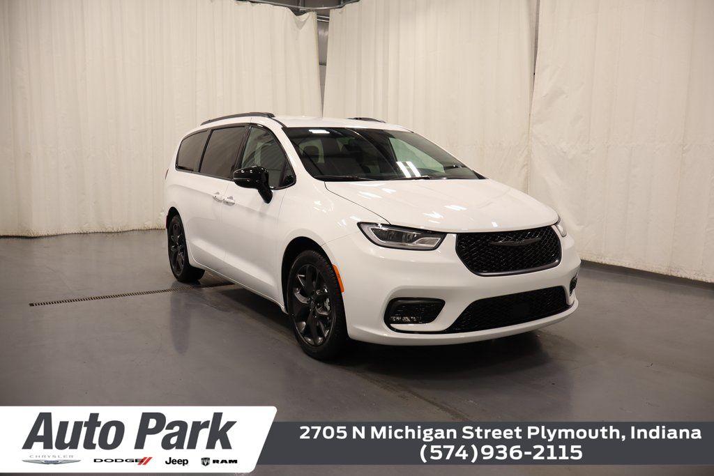 New 2026 Chrysler Pacifica Select