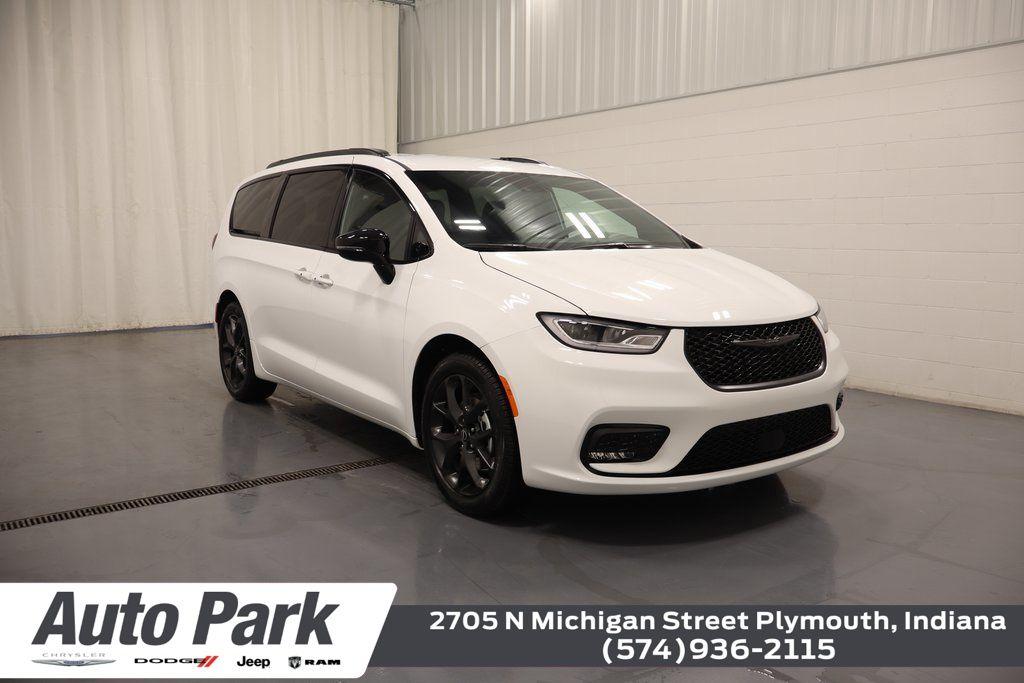 New 2026 Chrysler Pacifica Select