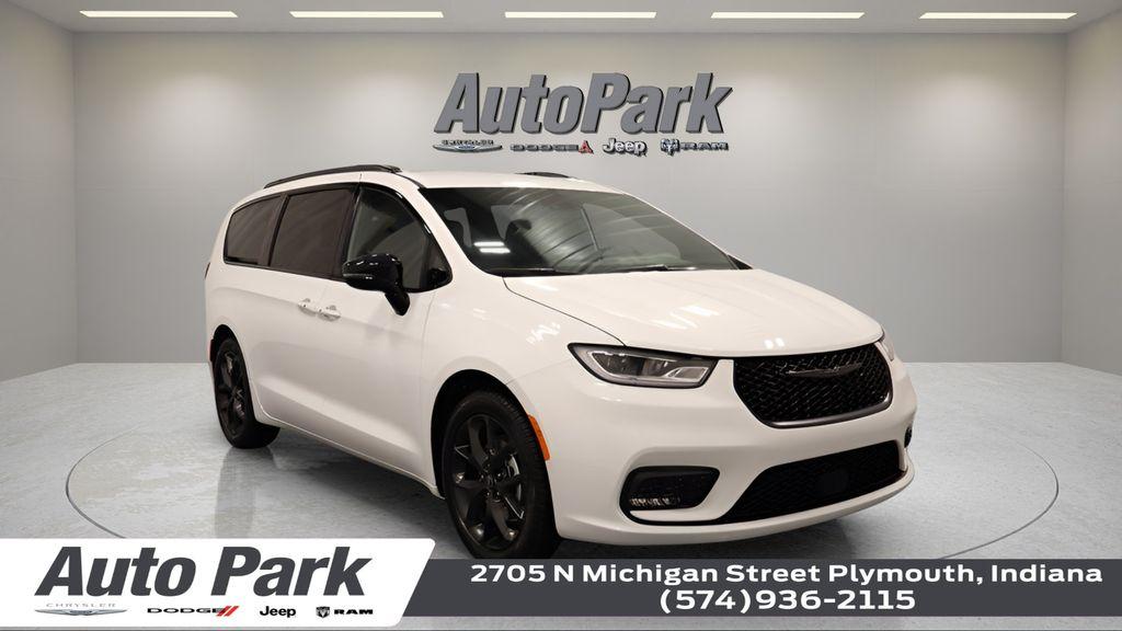 New 2026 Chrysler Pacifica Select