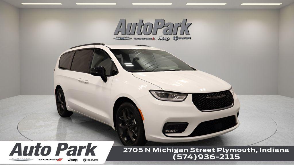 New 2026 Chrysler Pacifica Select