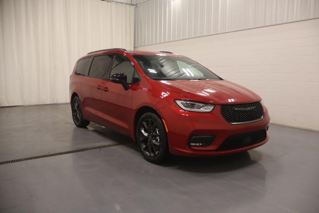 New 2026 Chrysler Pacifica Select