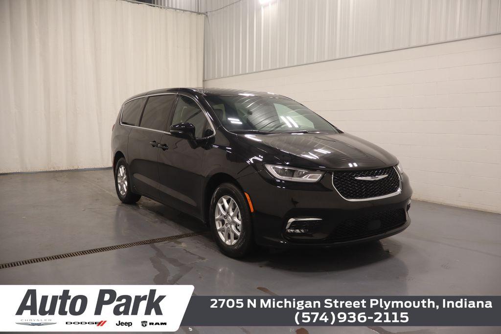 New 2026 Chrysler Pacifica Select