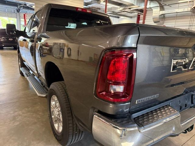2025 RAM 2500 BIG HORN CREW CAB 4X4 6'4' BOX — миниатюра 26