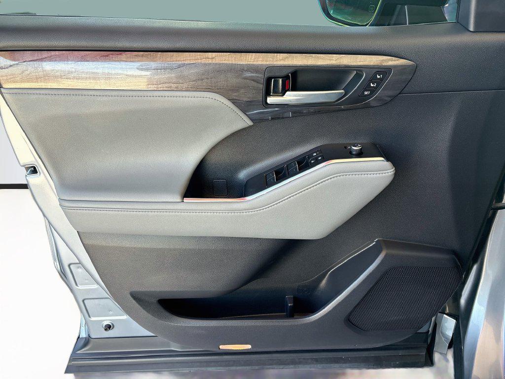 2023 Toyota HIGHLANDER LIMITED — миниатюра 25