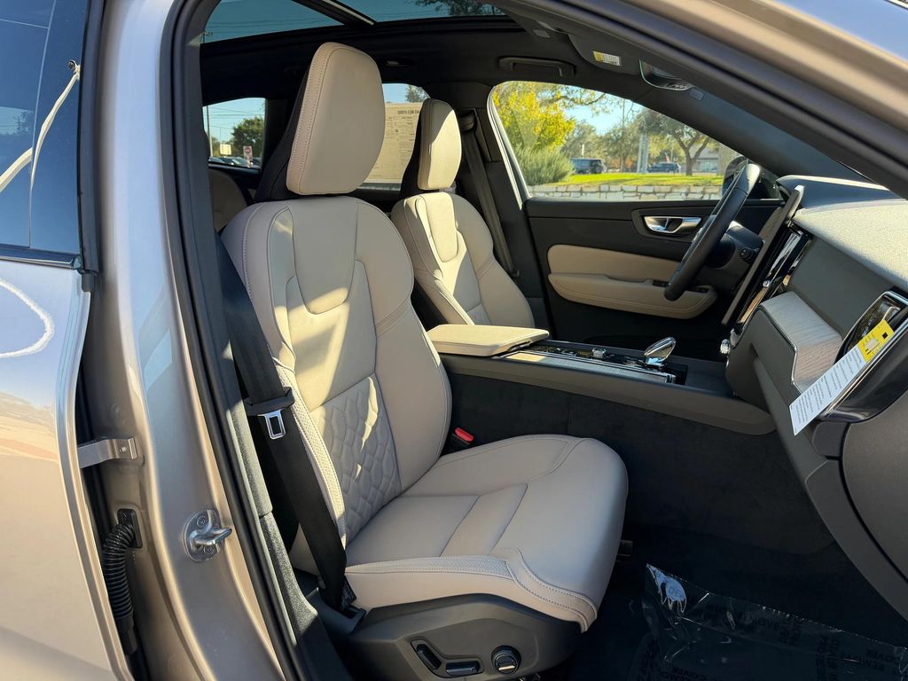 2026 Volvo XC60 B5 PLUS — фото 7
