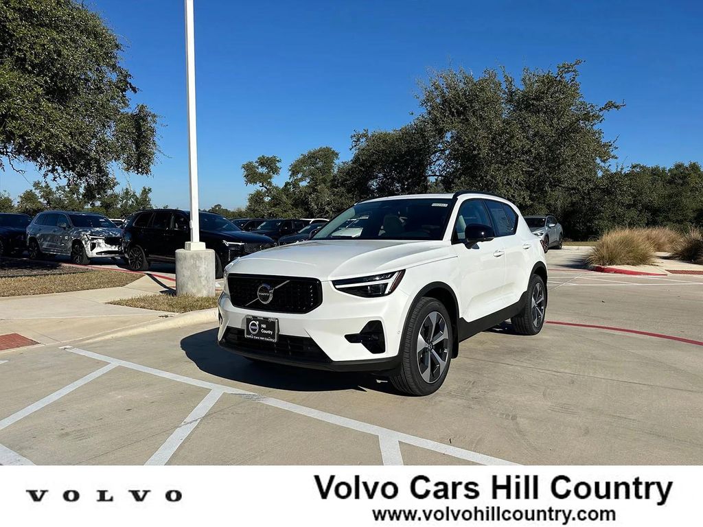 New 2026 Volvo XC40 Plus, B5 AWD Gas (mild hybrid), Dark