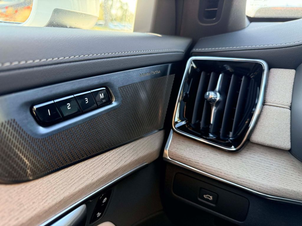 2026 Volvo XC90 PLUS, B6 AWD GAS (MILD HYBRID), GASOLINE, BRI — миниатюра 17