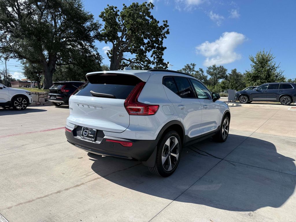 2026 Volvo XC40 PLUS, B4 FWD GAS (MILD HYBRID), DARK 照片 6