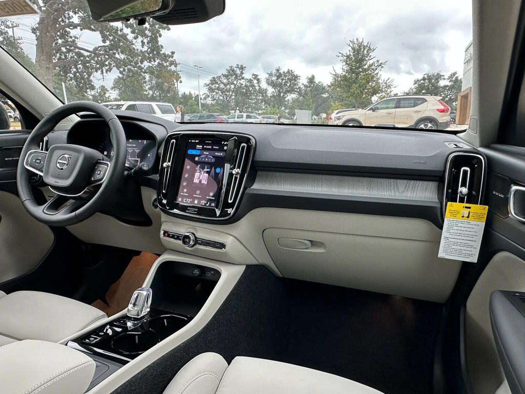 صورة 10 لـ 2026 Volvo XC40 ULTRA, B5 AWD GAS (MILD HYBRID), DARK