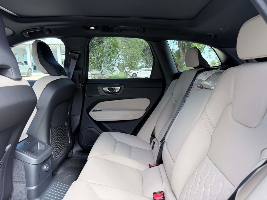 صورة مصغرة 15 لـ 2026 Volvo XC60 PLUG-IN HYBRID PLUS, T8 AWD ELECTRIC/GASOLINE