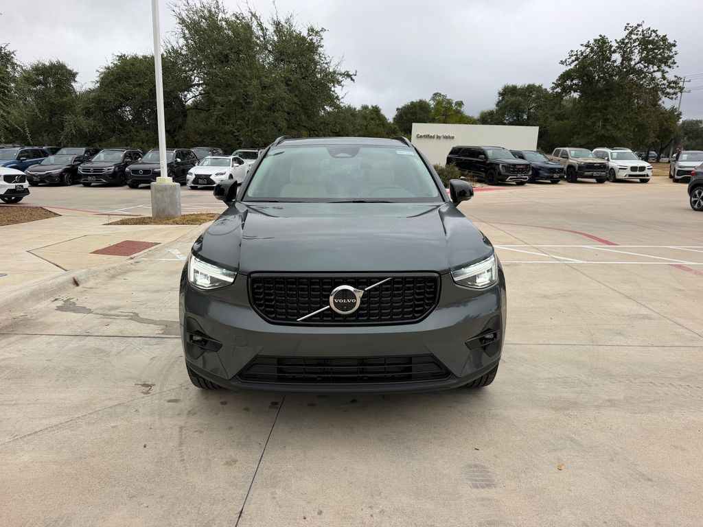 2026 Volvo XC40 PLUS, B4 FWD GAS (MILD HYBRID), DARK 照片 6