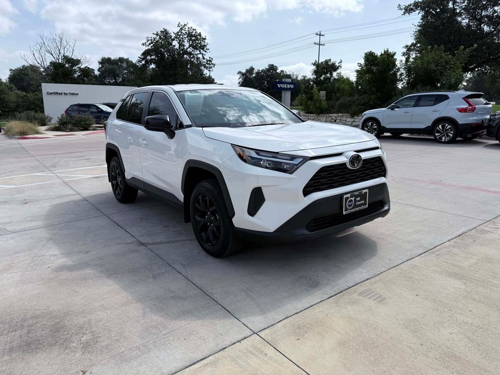 2023 Toyota RAV4 LE — фото 8
