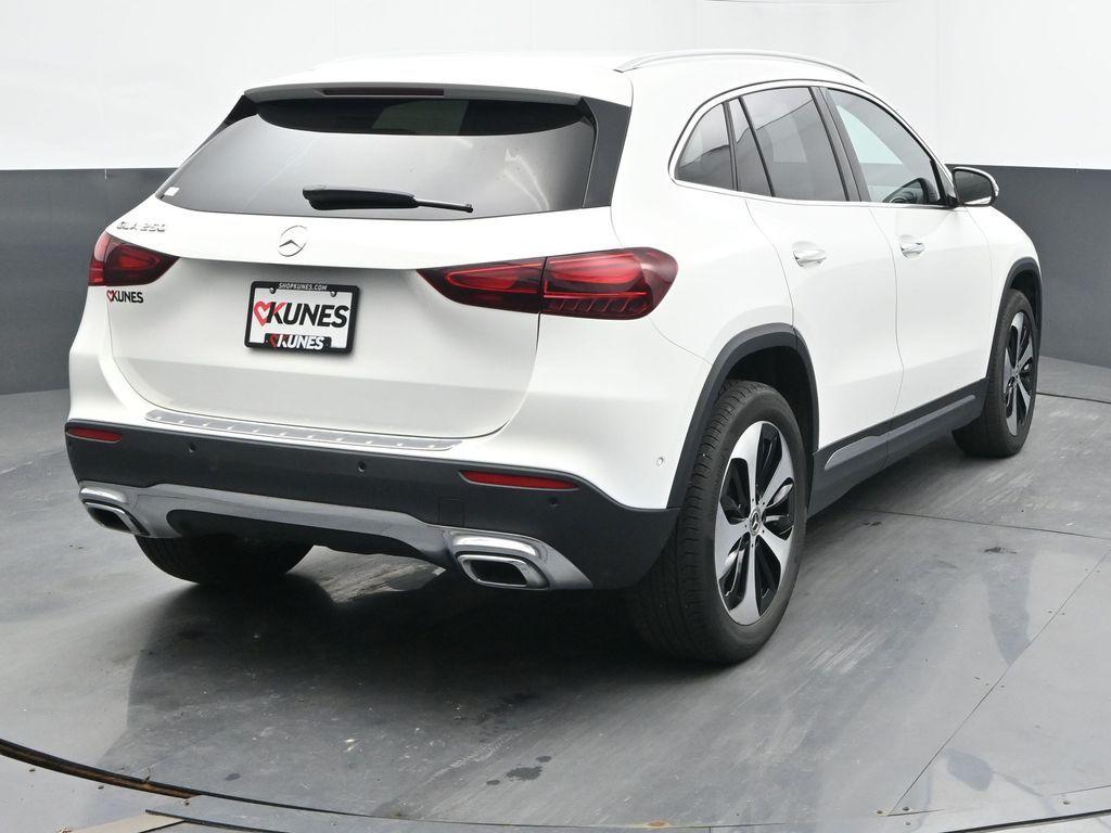 MERCEDES-BENZ GLA - 10