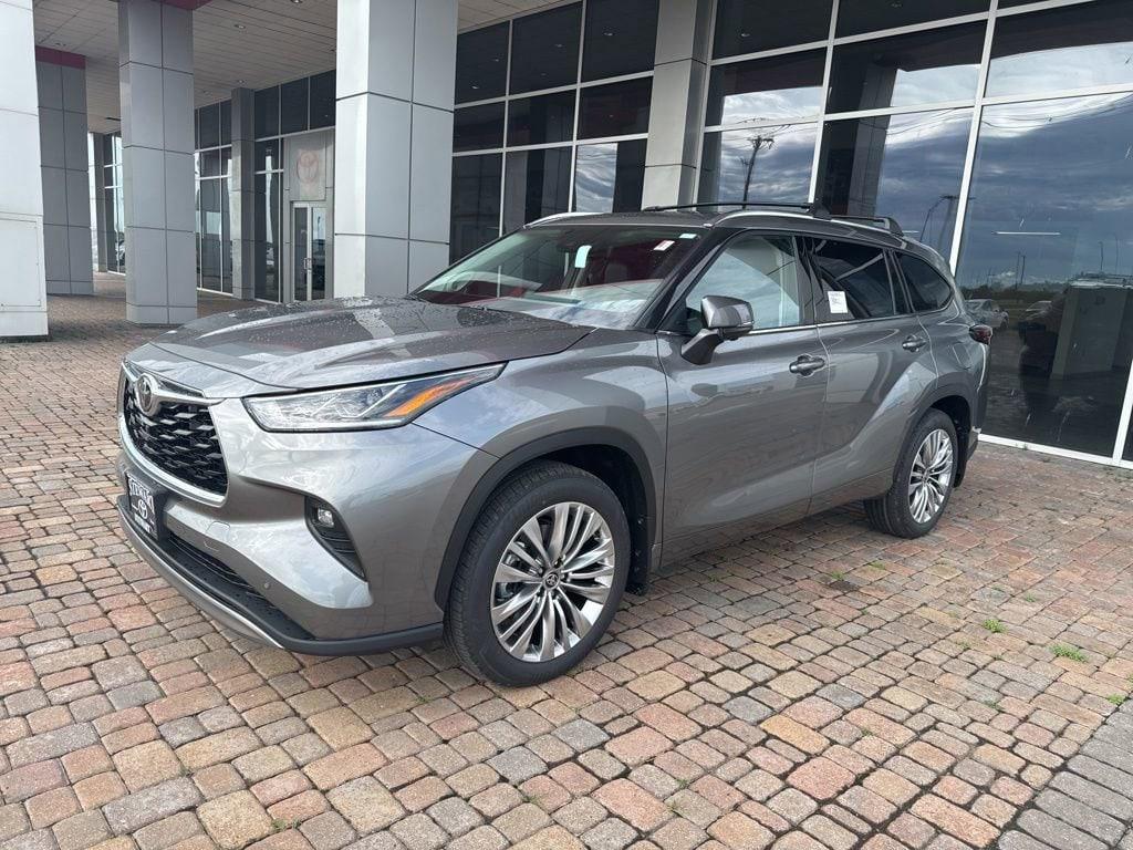 New 2026 Toyota Highlander Platinum