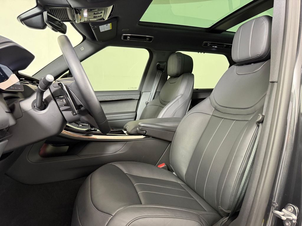 صورة 5 لـ 2025 LAND Rover RANGE ROVER SPORT SE