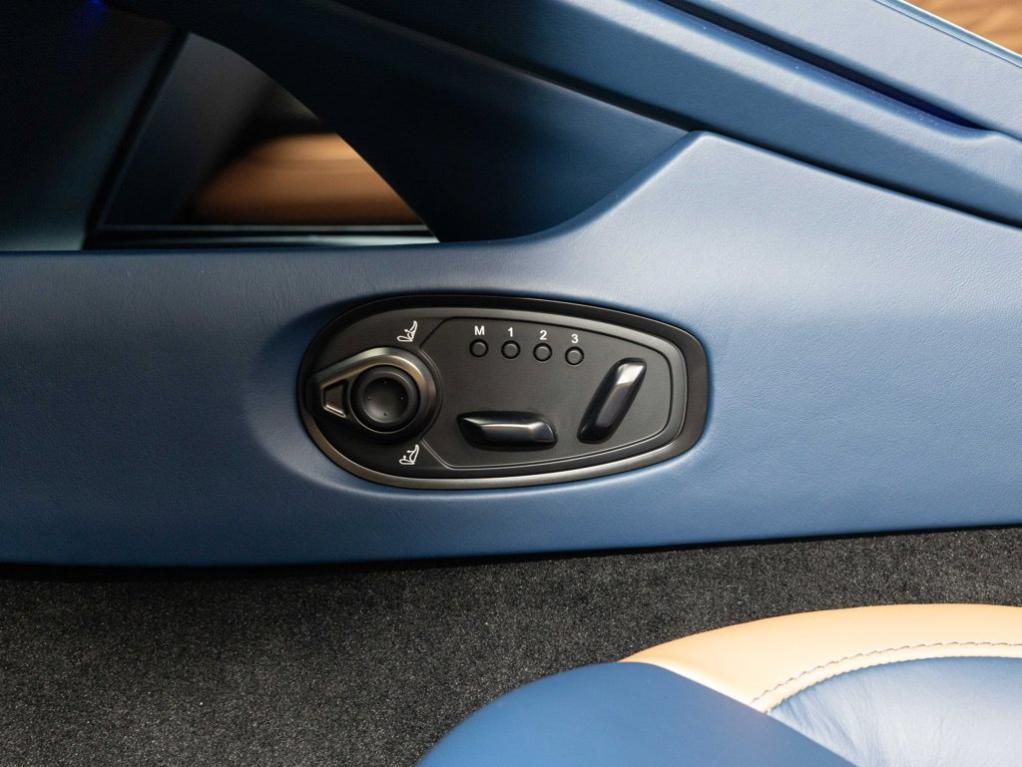 2025 Aston Martin DB12 BASE — миниатюра 38