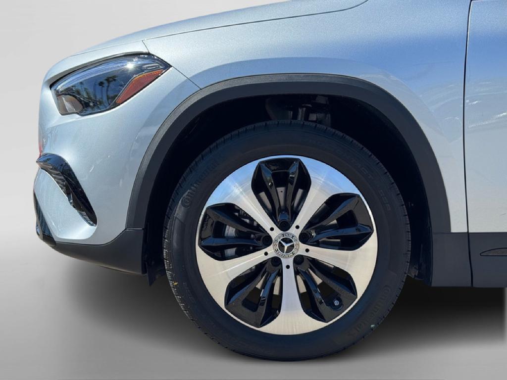 MERCEDES-BENZ GLA - 10