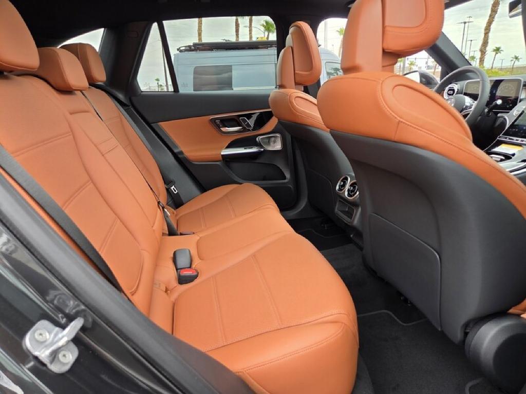 2026 Mercedes-BENZ GLC — миниатюра 16