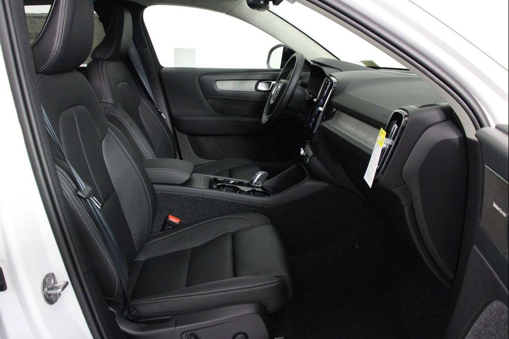 2026 Volvo XC40 B5 ULTRA — фото 10