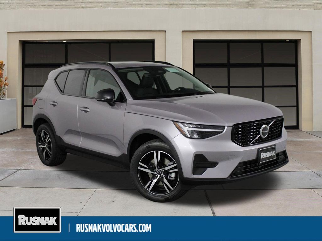 New 2026 Volvo XC40 Core, B5 AWD Gas (mild hybrid), Dark