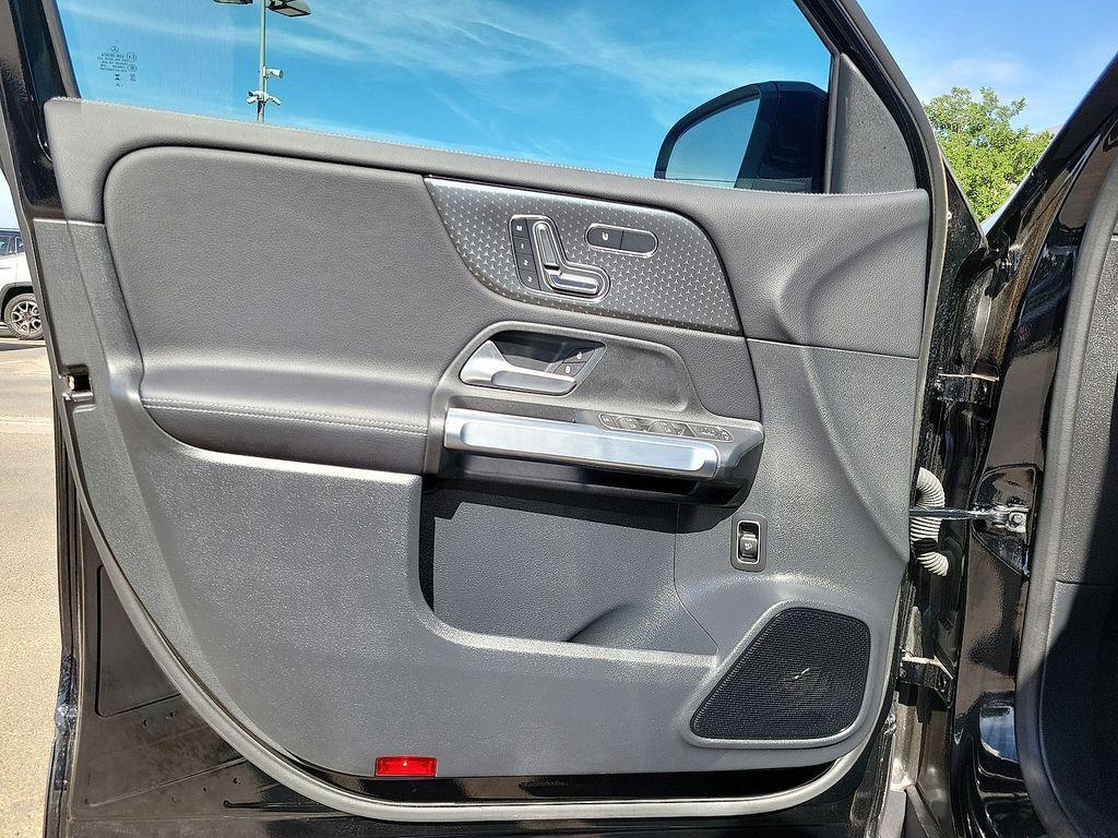2026 Mercedes-BENZ GLB — миниатюра 11